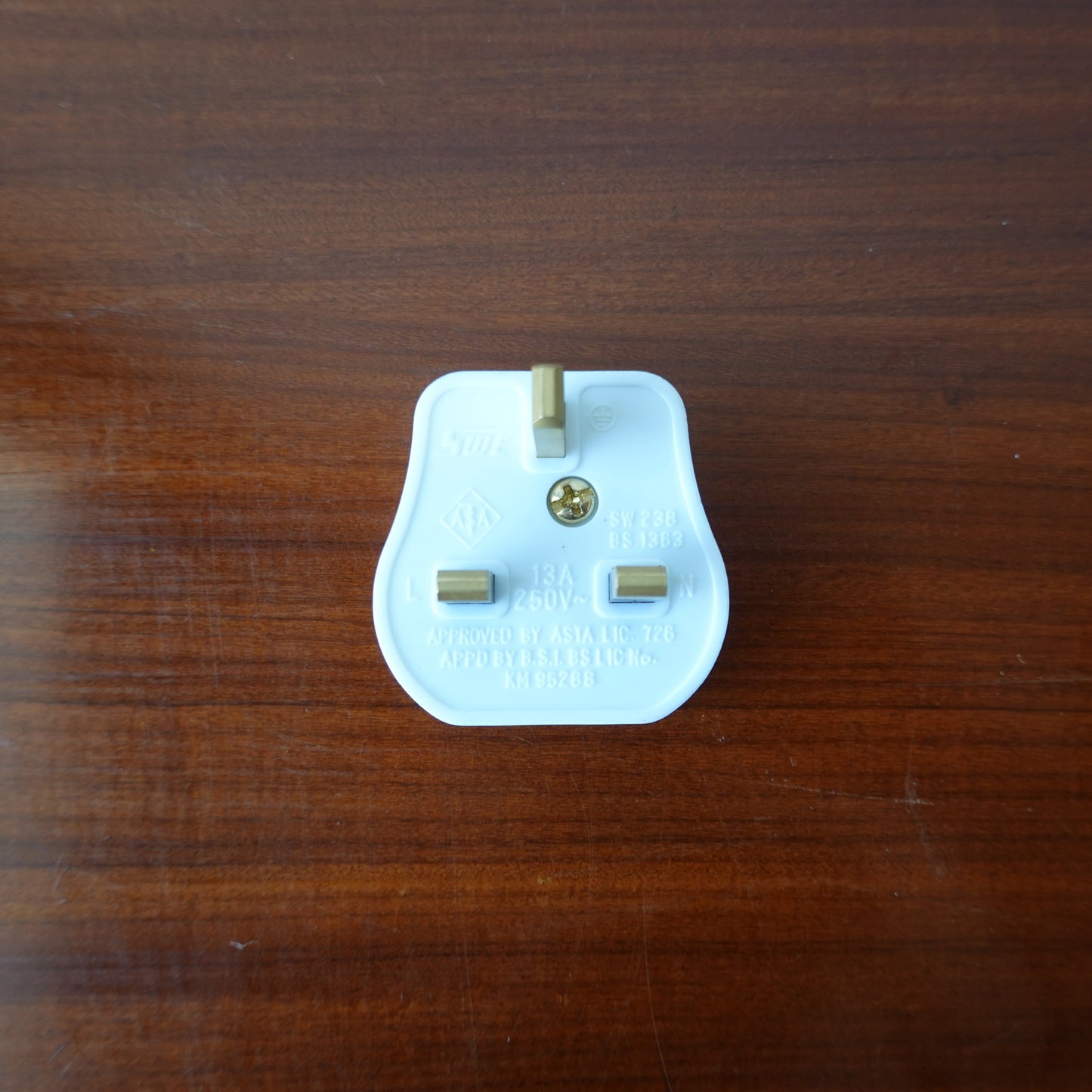 Weißer Mobilfunkstecker USA/Japan 2P+E 15A 125V