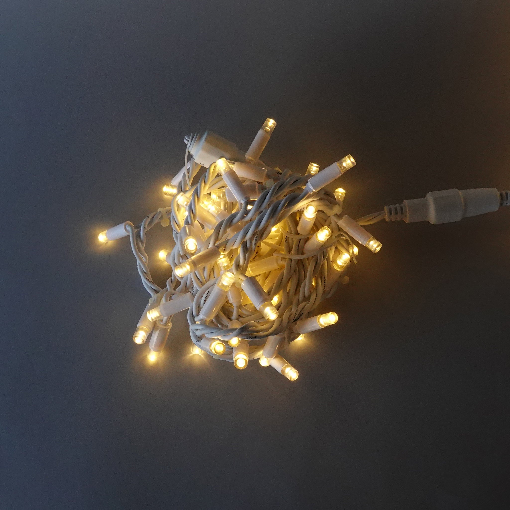 24V 3x4m 180 LED-Lichterkette, warmweiß 3000K, festes weißes Kabel, IP44 – Mariano Light Luminarie