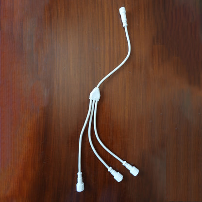 3-fach Mehrfachverbinder 24V IP44 für den Außenbereich, weißes Kabel, 8m-Stränge